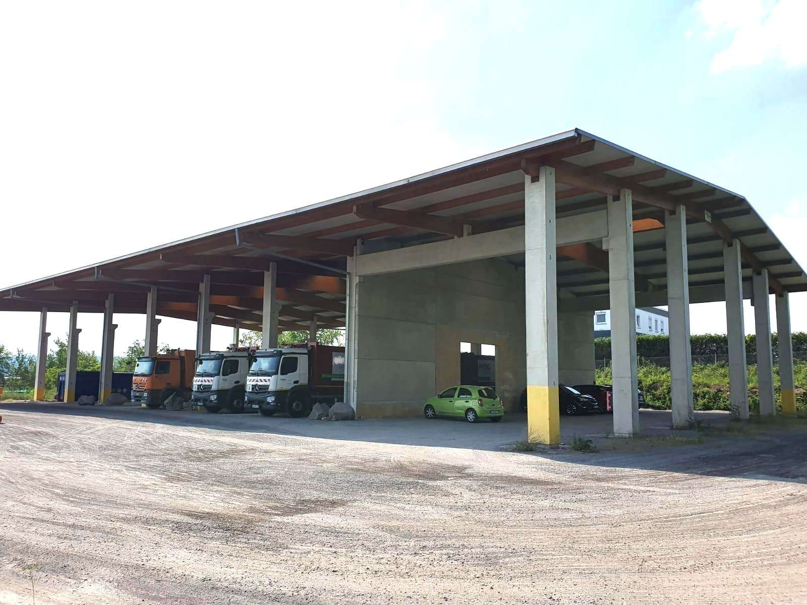 OFFENE HALLE (51 m x 28 m) mit gro&szlig;em Freigel&auml;nde